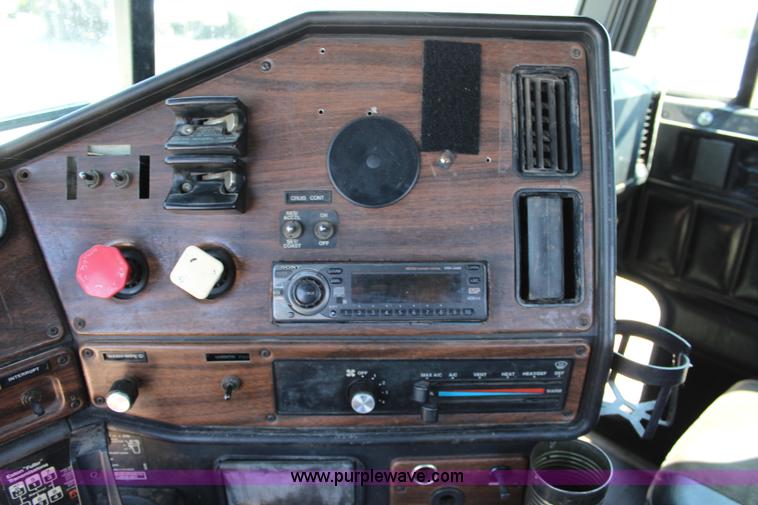 image for item J3678 1996 Freightliner FLD semi truck