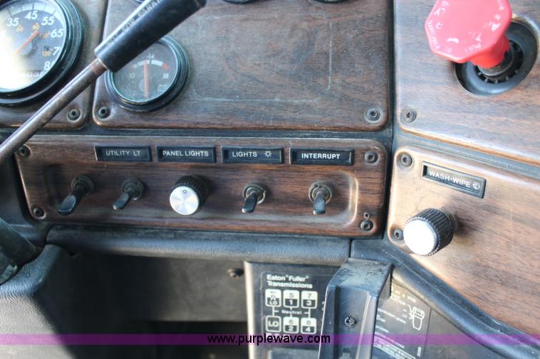 image for item J3678 1996 Freightliner FLD semi truck