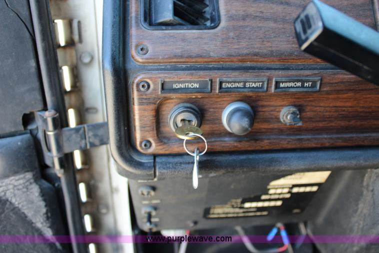 image for item J3678 1996 Freightliner FLD semi truck