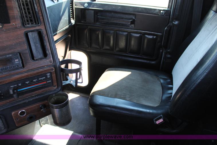 image for item J3678 1996 Freightliner FLD semi truck