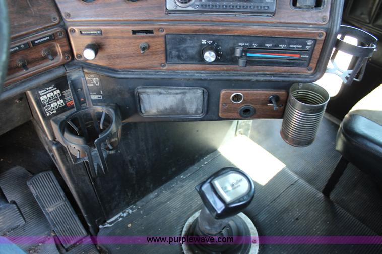 image for item J3678 1996 Freightliner FLD semi truck