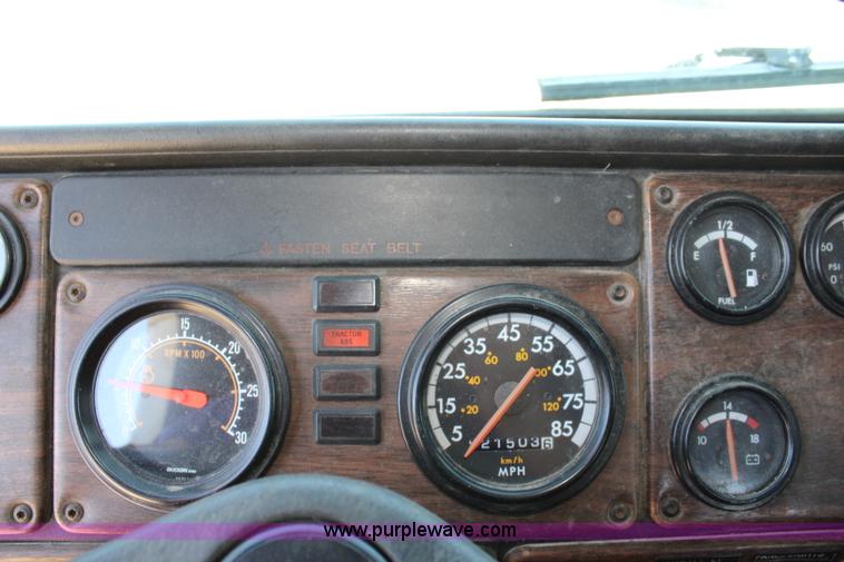 image for item J3678 1996 Freightliner FLD semi truck