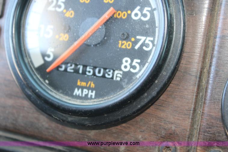 image for item J3678 1996 Freightliner FLD semi truck