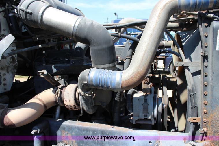 image for item J3678 1996 Freightliner FLD semi truck