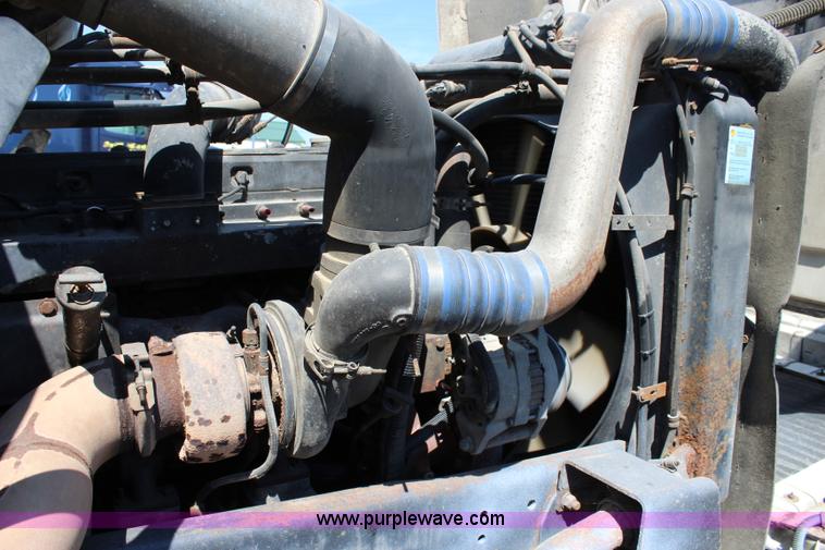 image for item J3678 1996 Freightliner FLD semi truck