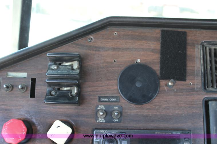 image for item J3678 1996 Freightliner FLD semi truck