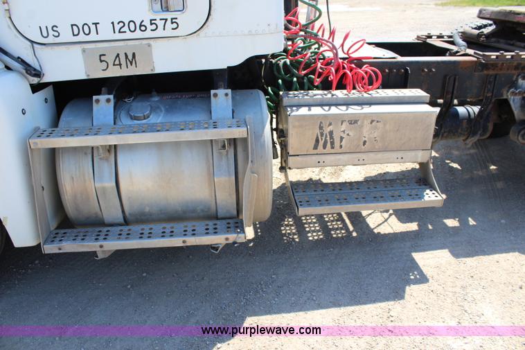 image for item J3678 1996 Freightliner FLD semi truck