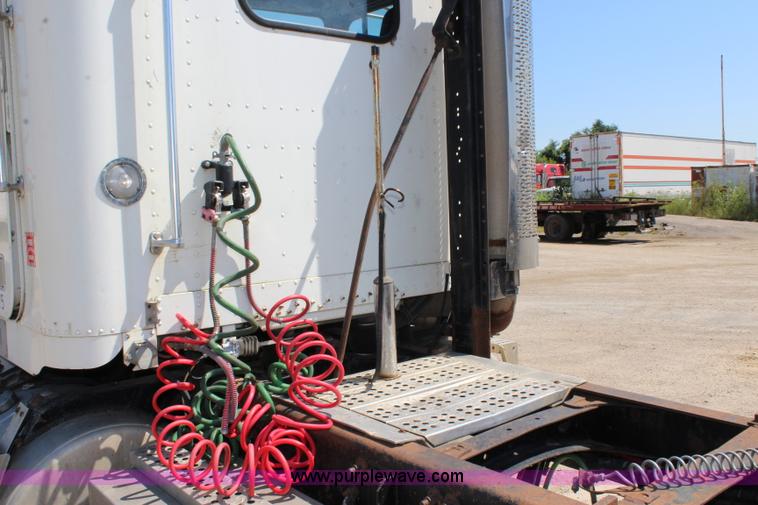 image for item J3678 1996 Freightliner FLD semi truck