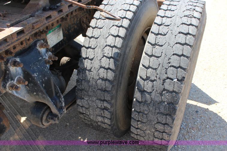 image for item J3678 1996 Freightliner FLD semi truck