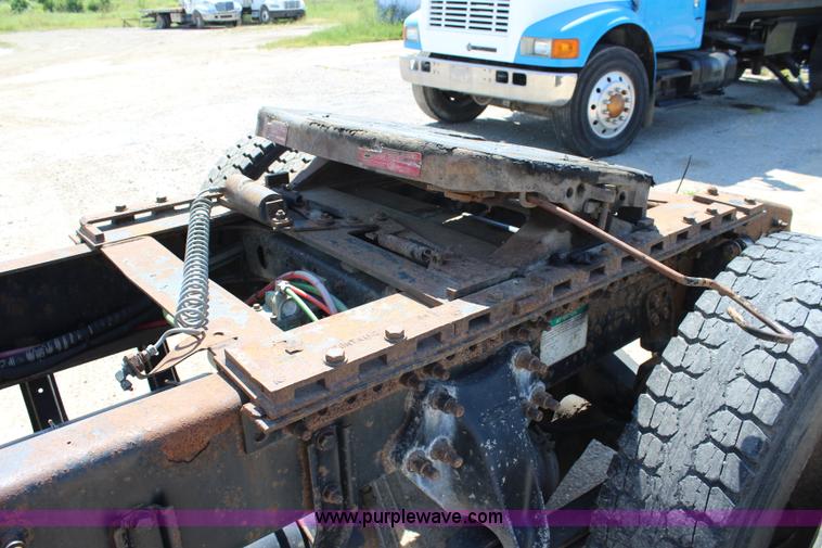 image for item J3678 1996 Freightliner FLD semi truck