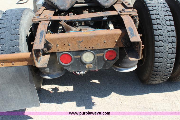 image for item J3678 1996 Freightliner FLD semi truck