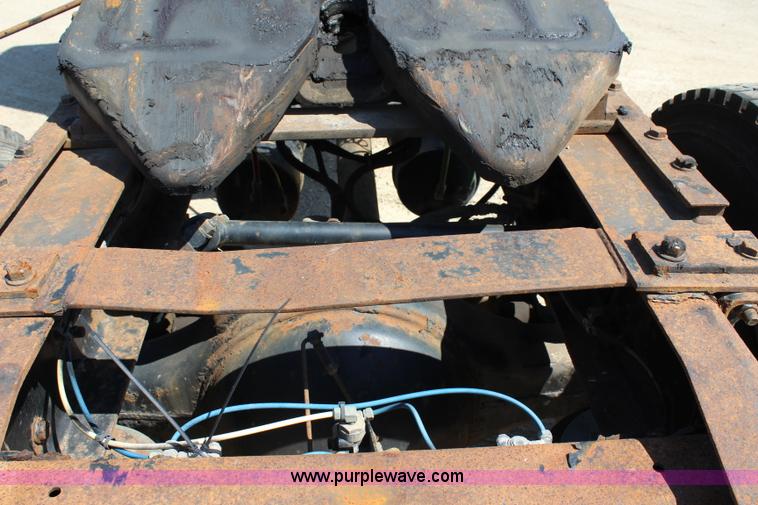 image for item J3678 1996 Freightliner FLD semi truck