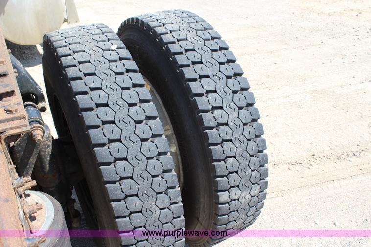 image for item J3678 1996 Freightliner FLD semi truck