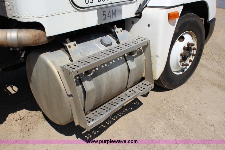 image for item J3678 1996 Freightliner FLD semi truck