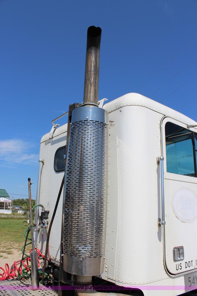 image for item J3678 1996 Freightliner FLD semi truck