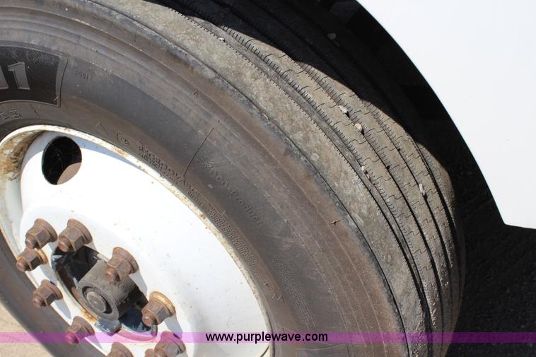 image for item J3678 1996 Freightliner FLD semi truck