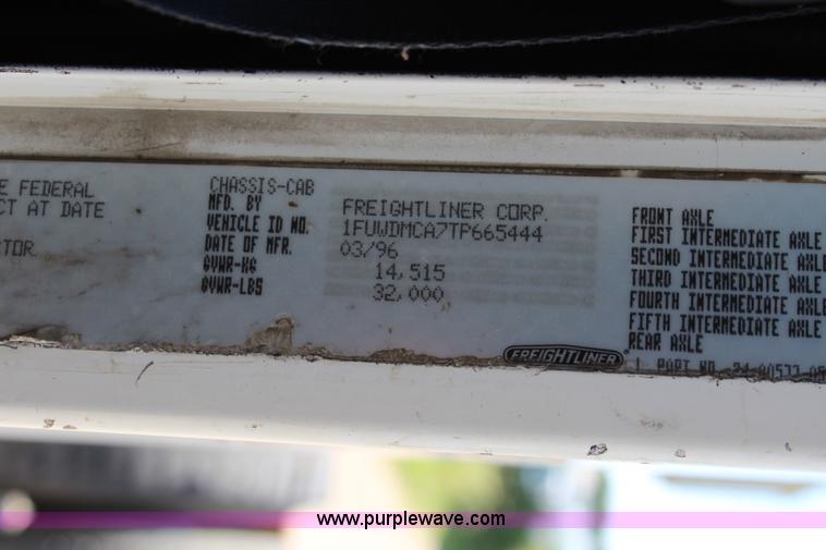 image for item J3678 1996 Freightliner FLD semi truck