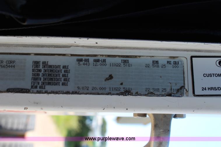 image for item J3678 1996 Freightliner FLD semi truck