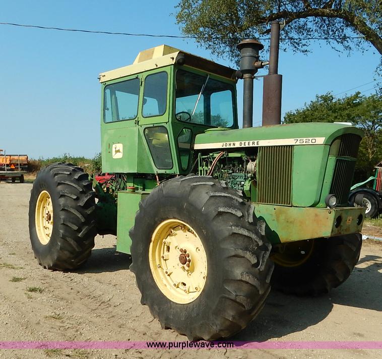 image for item J6461 1975 John Deere 7520 4WD tractor