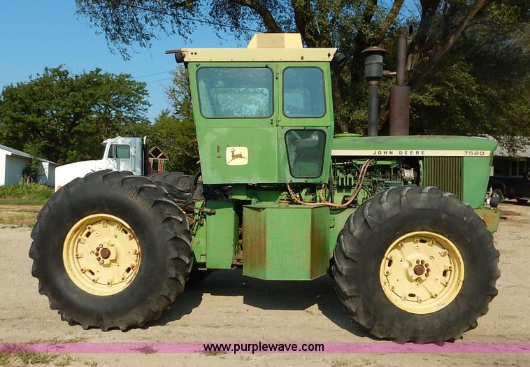 image for item J6461 1975 John Deere 7520 4WD tractor