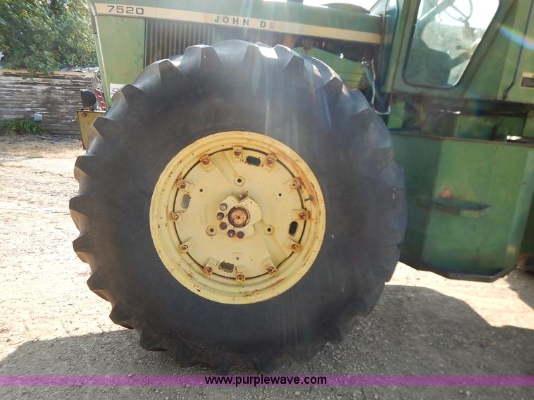 image for item J6461 1975 John Deere 7520 4WD tractor