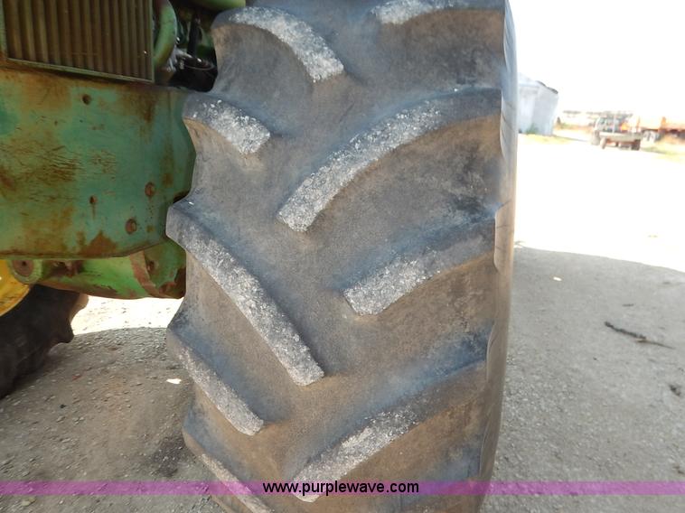image for item J6461 1975 John Deere 7520 4WD tractor