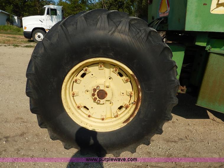 image for item J6461 1975 John Deere 7520 4WD tractor