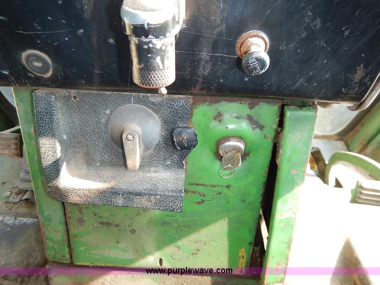 image for item J6461 1975 John Deere 7520 4WD tractor