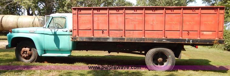 image for item J6472 1966 Ford F Series grain truck