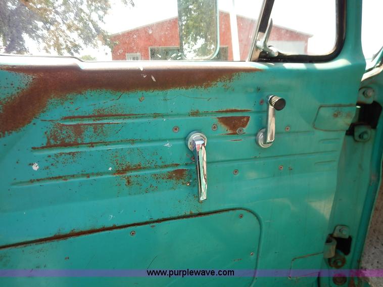 image for item J6472 1966 Ford F Series grain truck