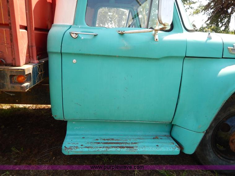 image for item J6472 1966 Ford F Series grain truck
