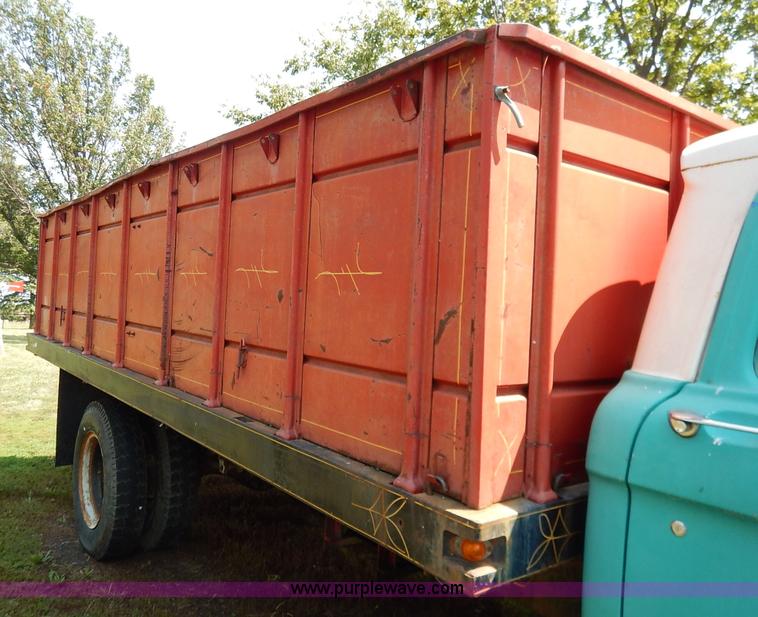 image for item J6472 1966 Ford F Series grain truck