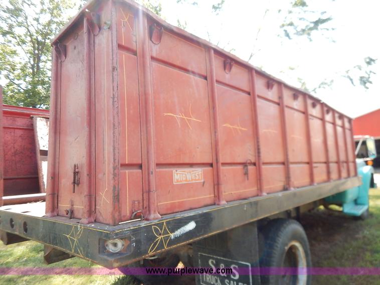 image for item J6472 1966 Ford F Series grain truck