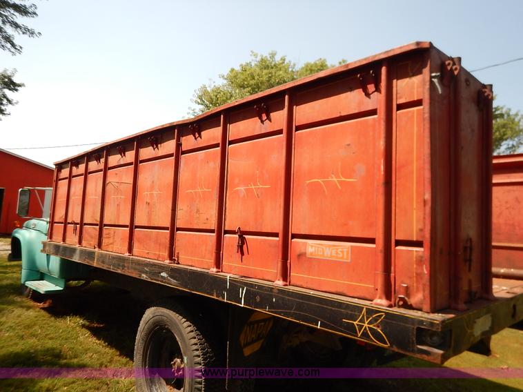 image for item J6472 1966 Ford F Series grain truck
