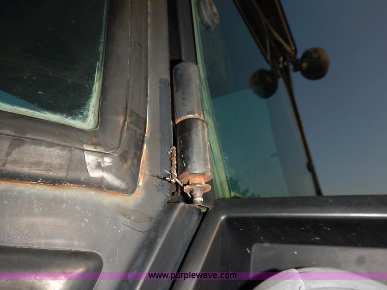 image for item J6475 1992 John Deere 3255 MFWD tractor