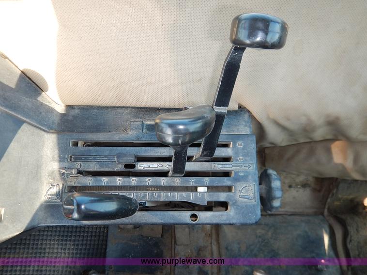 image for item J6475 1992 John Deere 3255 MFWD tractor