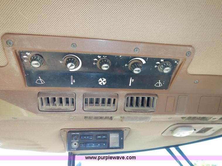 image for item J6475 1992 John Deere 3255 MFWD tractor