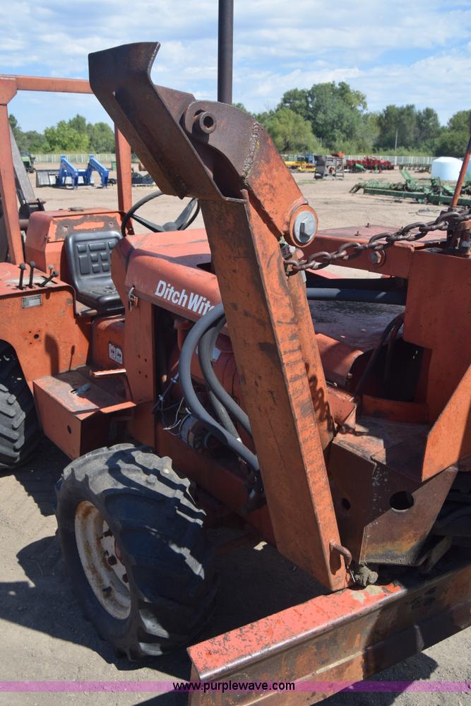 image for item J8103 Ditch Witch R40 trencher