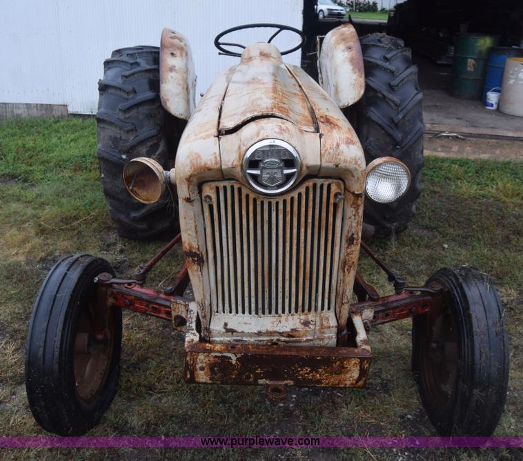 image for item J8136 Ford 800 tractor