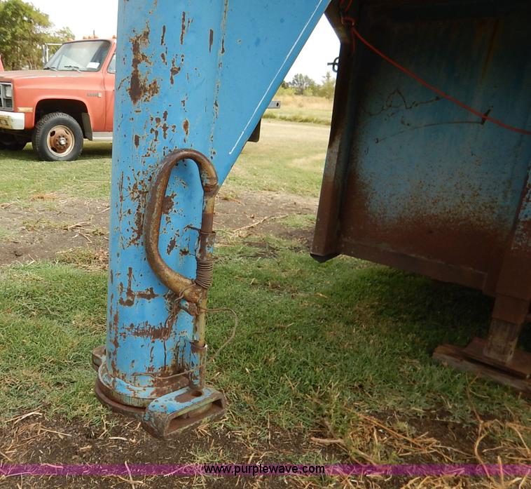 image for item K1615 1976 Shelby gooseneck livestock trailer