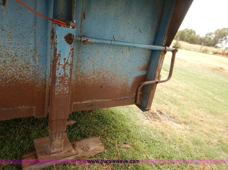 image for item K1615 1976 Shelby gooseneck livestock trailer
