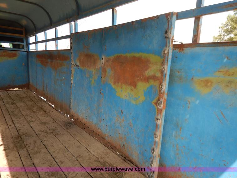 image for item K1615 1976 Shelby gooseneck livestock trailer