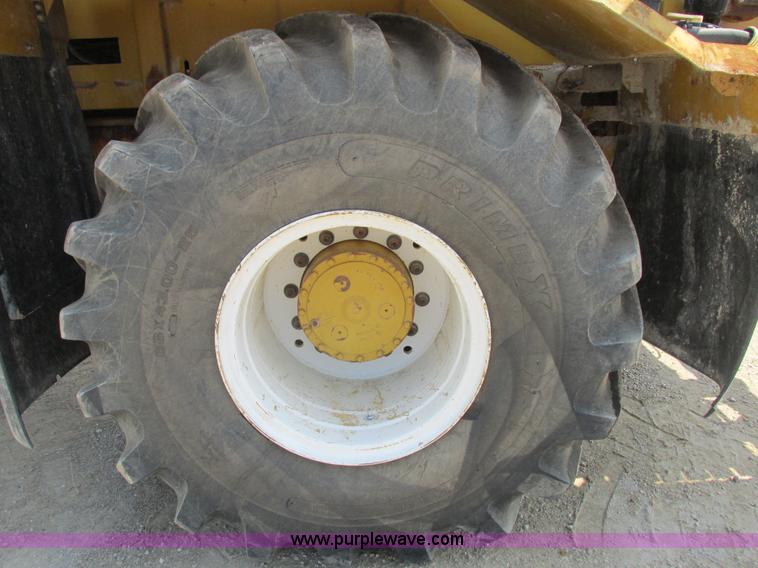 image for item L4016 2002 Ag-Chem TerraGator 8104 self-propelled applicator