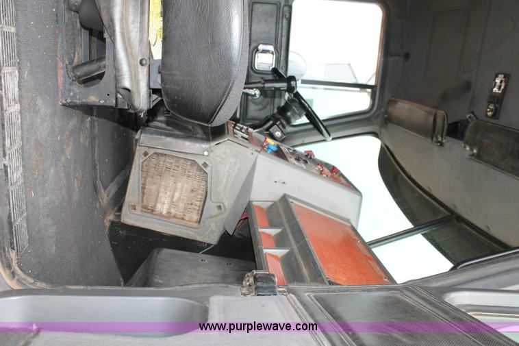 image for item L4369 1994 Mack CH613 semi truck