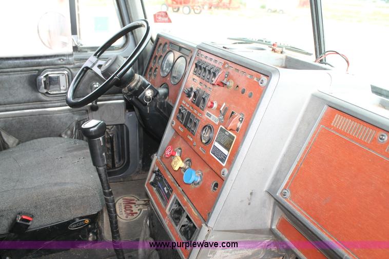 image for item L4369 1994 Mack CH613 semi truck