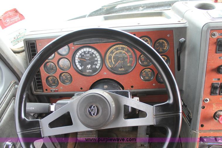 image for item L4369 1994 Mack CH613 semi truck