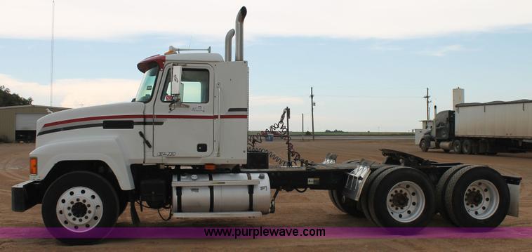 image for item L4371 2001 Mack CH613 semi truck