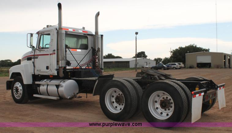 image for item L4371 2001 Mack CH613 semi truck