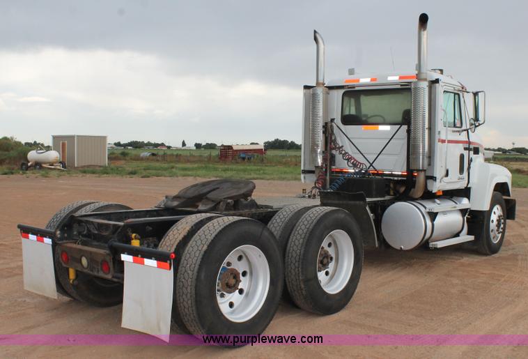 image for item L4371 2001 Mack CH613 semi truck