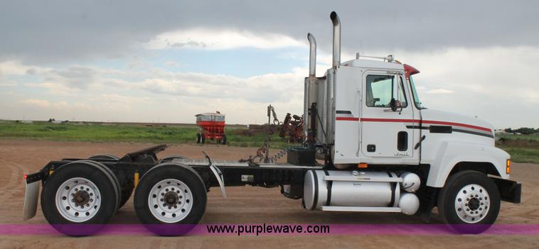 image for item L4371 2001 Mack CH613 semi truck
